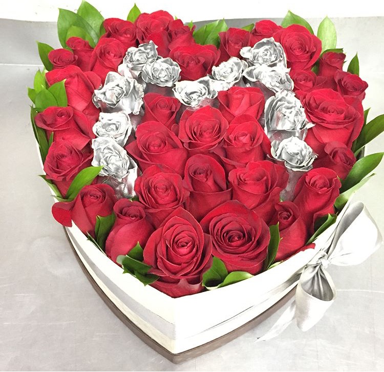 Caja Corazn con 40 Rosas y con 1 Letra 